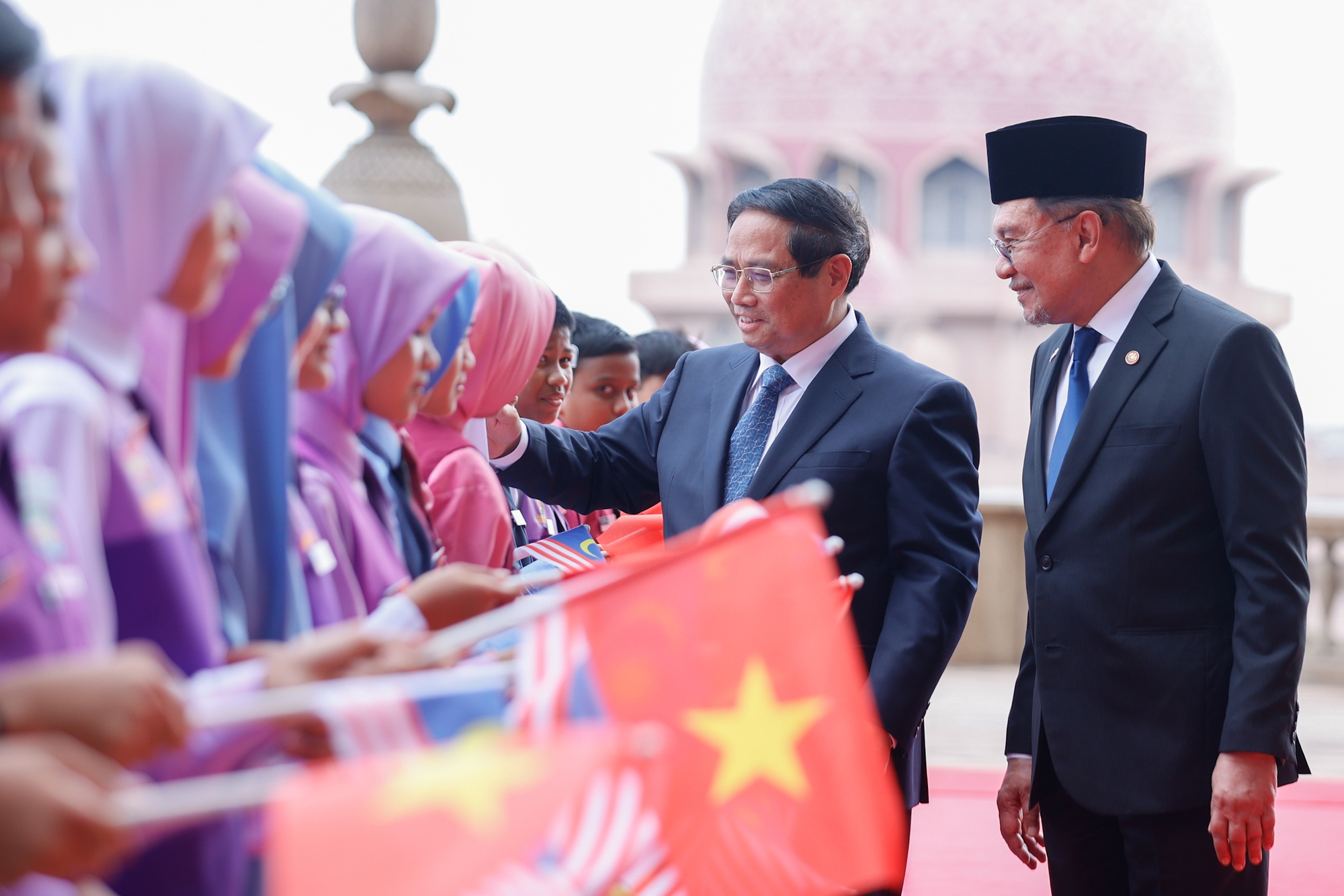 Thủ tướng Anwar Ibrahim chủ trì lễ đón Thủ tướng Phạm Minh Chính thăm chính thức Malaysia- Ảnh 9. Thủ tướng Anwar Ibrahim chủ trì lễ đón Thủ tướng Phạm Minh Chính thăm chính thức Malaysia- Ảnh 9.