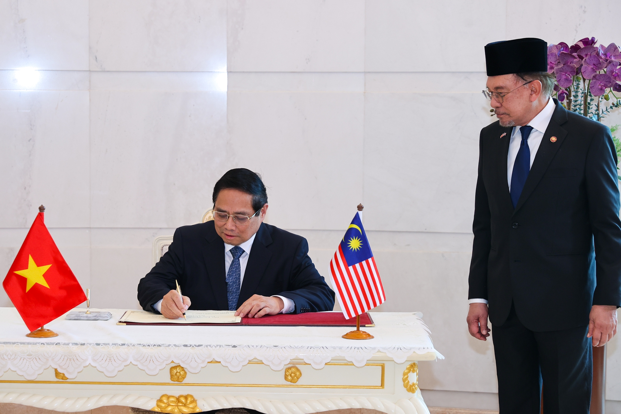 Thủ tướng Phạm Minh Chính hội đàm với Thủ tướng Malaysia- Ảnh 5. Thủ tướng Phạm Minh Chính hội đàm với Thủ tướng Malaysia- Ảnh 5.