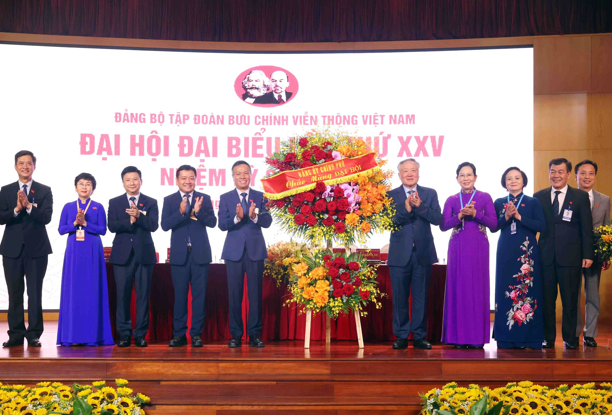 Xây dựng VNPT thành tập đoàn công nghệ hàng đầu, đóng vai trò tiên phong trong chuyển đổi số quốc gia- Ảnh 4. Xây dựng VNPT thành tập đoàn công nghệ hàng đầu, đóng vai trò tiên phong trong chuyển đổi số quốc gia- Ảnh 4.