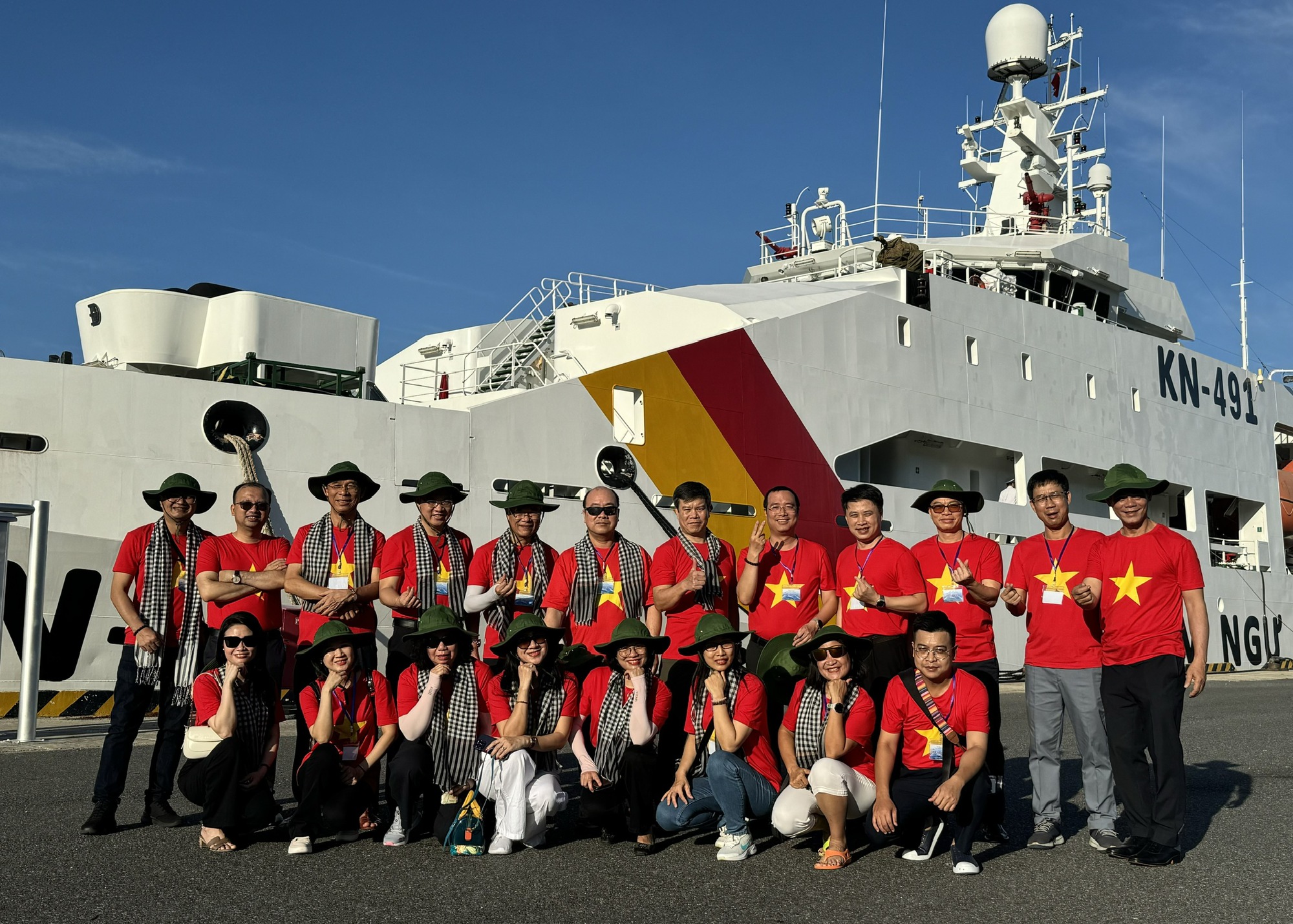 Hành trình về nơi ‘đảo đá hóa biên cương’- Ảnh 1. Hành trình về nơi ‘đảo đá hóa biên cương’- Ảnh 1.
