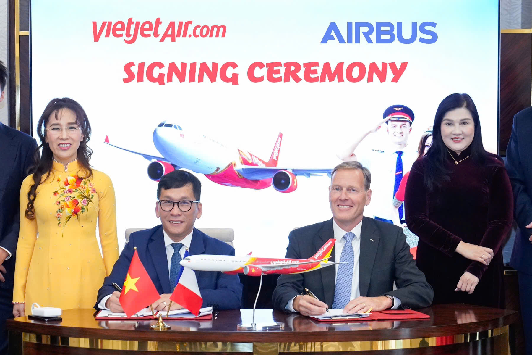Vietjet đặt hàng 20 máy bay thân rộng A330neo
- Ảnh 5. Vietjet đặt hàng 20 máy bay thân rộng A330neo
- Ảnh 5.