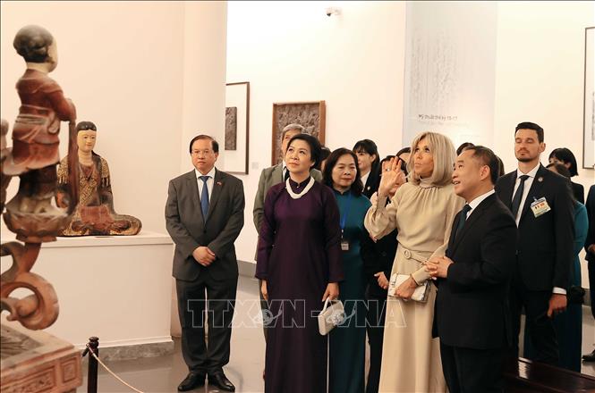Phu nhân Tổng Bí thư và Phu nhân Tổng thống Pháp thăm Bảo tàng Mỹ thuật Việt Nam- Ảnh 2. Phu nhân Tổng Bí thư và Phu nhân Tổng thống Pháp thăm Bảo tàng Mỹ thuật Việt Nam- Ảnh 2.