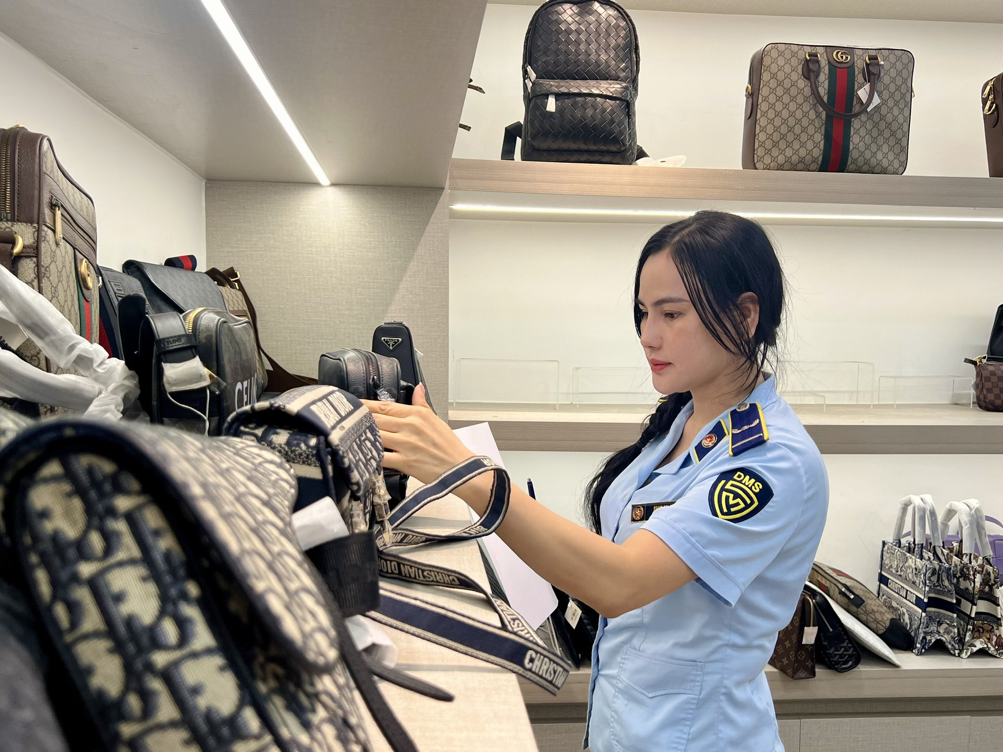 Các địa phương mở đợt cao điểm chống buôn lậu, gian lận thương mại và hàng giả- Ảnh 1. Các địa phương mở đợt cao điểm chống buôn lậu, gian lận thương mại và hàng giả- Ảnh 1.