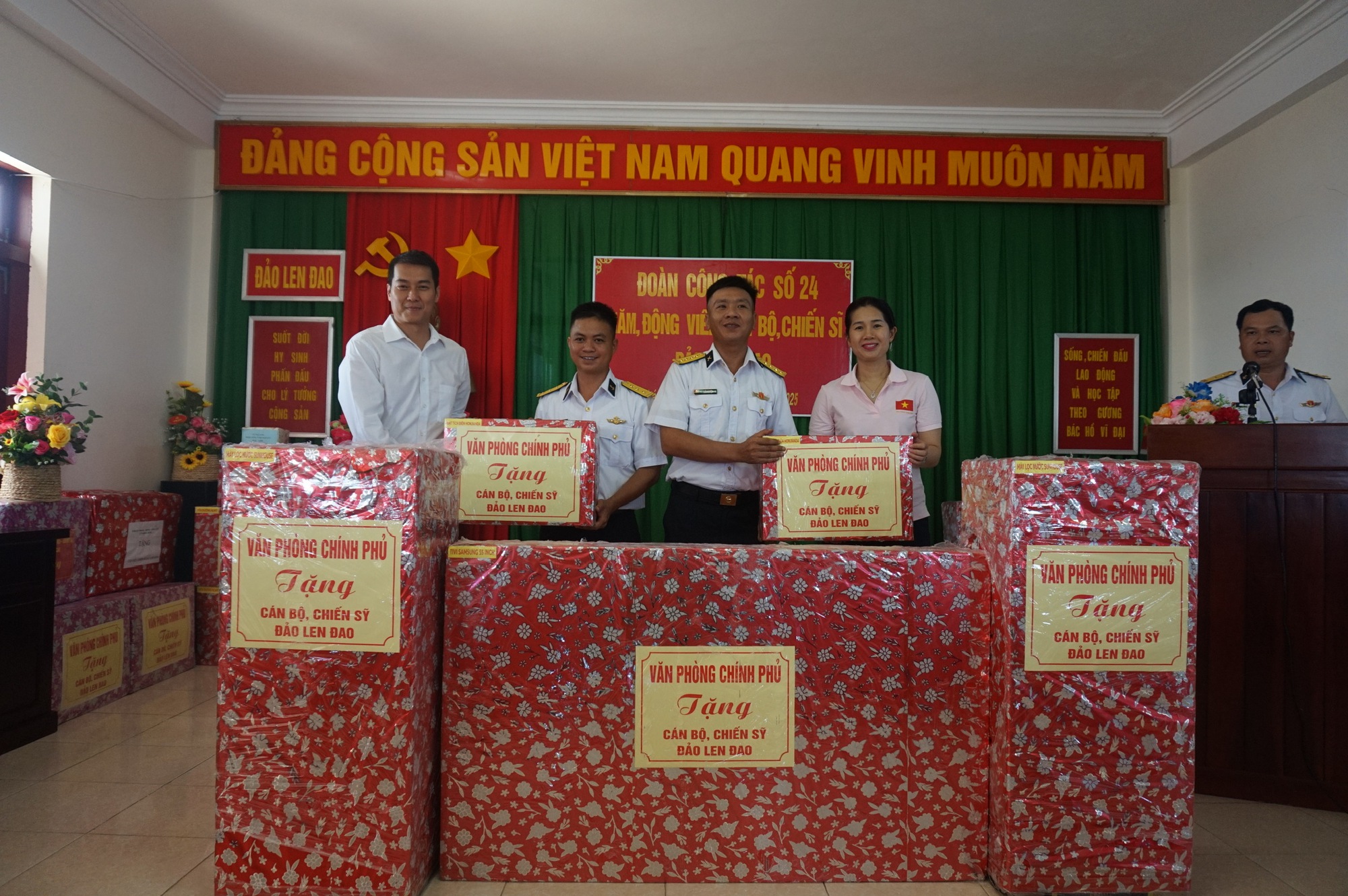 Hành trình về nơi ‘đảo đá hóa biên cương’- Ảnh 11. Hành trình về nơi ‘đảo đá hóa biên cương’- Ảnh 11.