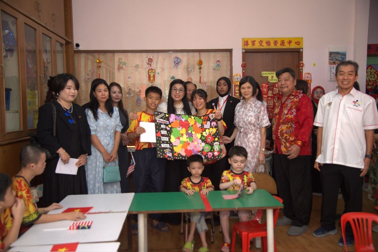 Phu nhân Thủ tướng Phạm Minh Chính thăm Trung tâm bảo trợ trẻ em ở Malaysia- Ảnh 4. Phu nhân Thủ tướng Phạm Minh Chính thăm Trung tâm bảo trợ trẻ em ở Malaysia- Ảnh 4.