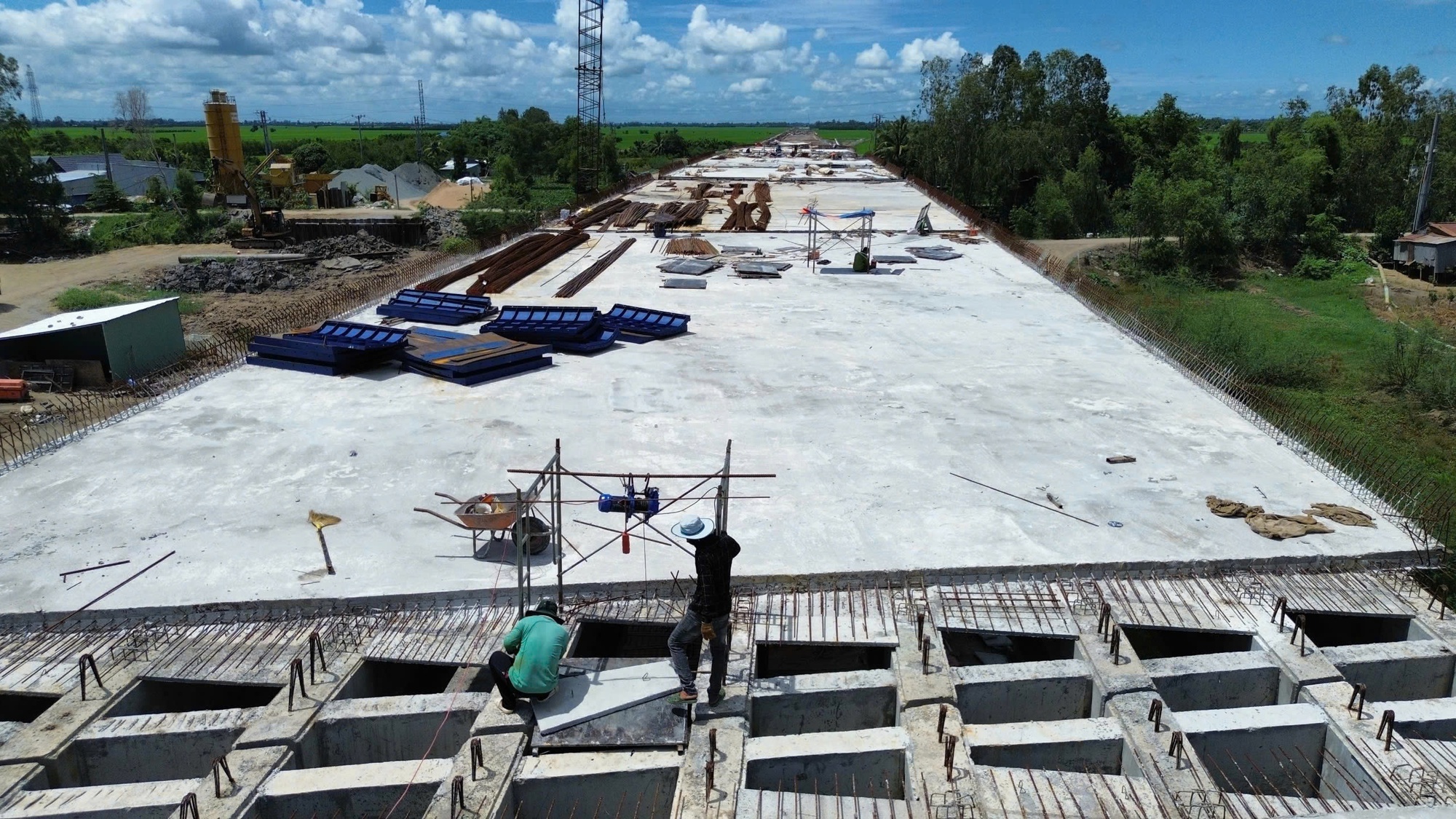 Tháo gỡ khó khăn về vật liệu cho cao tốc Châu Đốc - Cần Thơ - Sóc Trăng tăng tốc vượt kế hoạch- Ảnh 1. Tháo gỡ khó khăn về vật liệu cho cao tốc Châu Đốc - Cần Thơ - Sóc Trăng tăng tốc vượt kế hoạch- Ảnh 1.