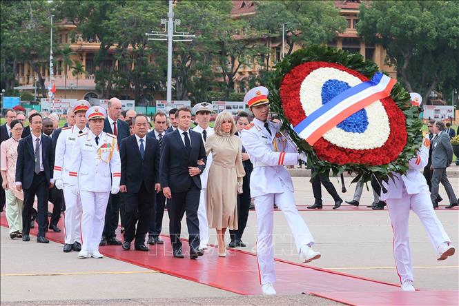 Tổng thống Pháp Emmanuel Macron và Phu nhân kết thúc chuyến thăm cấp Nhà nước tới Việt Nam- Ảnh 1. Tổng thống Pháp Emmanuel Macron và Phu nhân kết thúc chuyến thăm cấp Nhà nước tới Việt Nam- Ảnh 1.