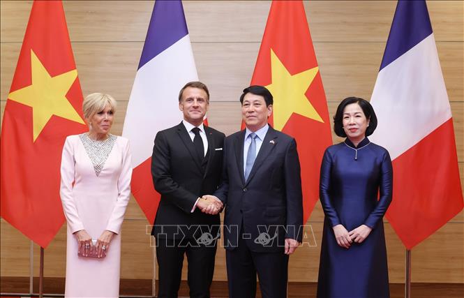 Tổng thống Pháp Emmanuel Macron và Phu nhân kết thúc chuyến thăm cấp Nhà nước tới Việt Nam- Ảnh 4. Tổng thống Pháp Emmanuel Macron và Phu nhân kết thúc chuyến thăm cấp Nhà nước tới Việt Nam- Ảnh 4.