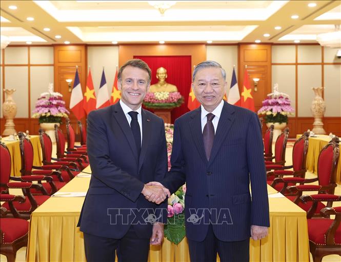 Tổng thống Pháp Emmanuel Macron và Phu nhân kết thúc chuyến thăm cấp Nhà nước tới Việt Nam- Ảnh 3. Tổng thống Pháp Emmanuel Macron và Phu nhân kết thúc chuyến thăm cấp Nhà nước tới Việt Nam- Ảnh 3.