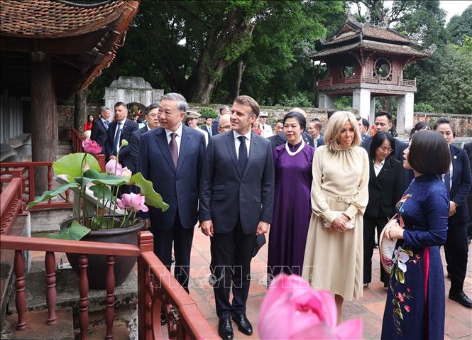 Tổng thống Pháp Emmanuel Macron và Phu nhân kết thúc chuyến thăm cấp Nhà nước tới Việt Nam- Ảnh 2. Tổng thống Pháp Emmanuel Macron và Phu nhân kết thúc chuyến thăm cấp Nhà nước tới Việt Nam- Ảnh 2.
