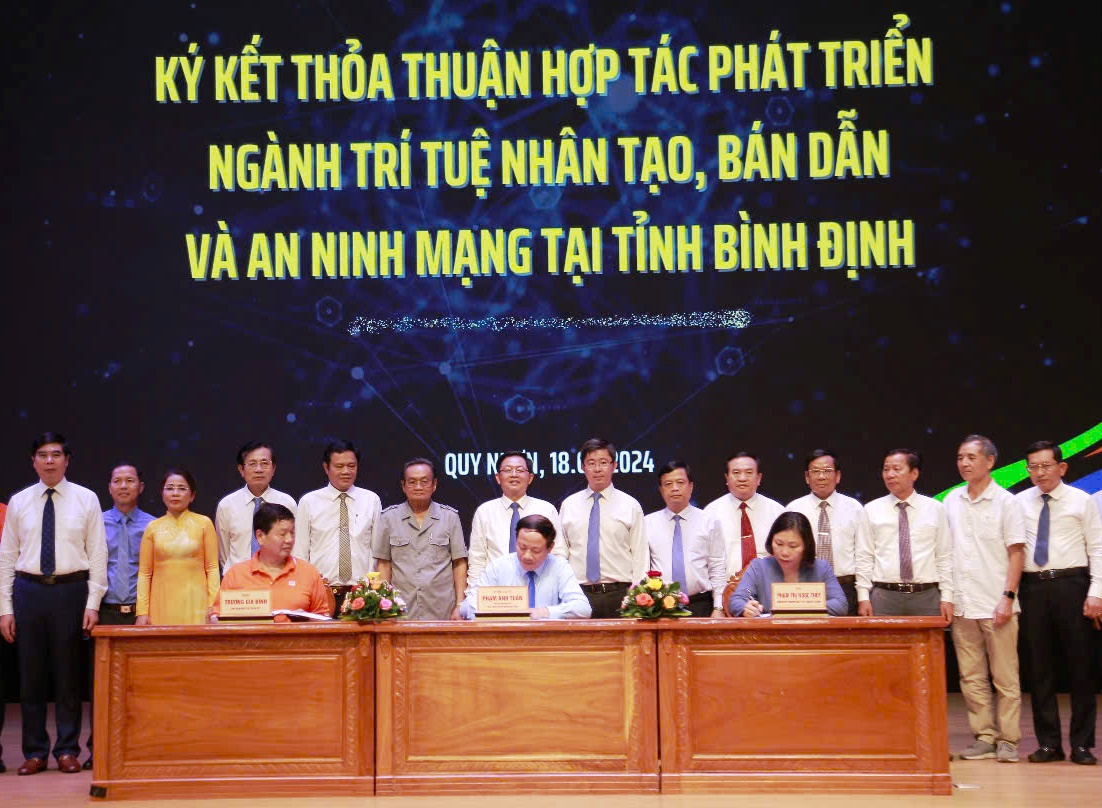 Bình Định phát triển nguồn nhân lực ngành công nghiệp bán dẫn, trí tuệ nhân tạo- Ảnh 1. Bình Định phát triển nguồn nhân lực ngành công nghiệp bán dẫn, trí tuệ nhân tạo- Ảnh 1.
