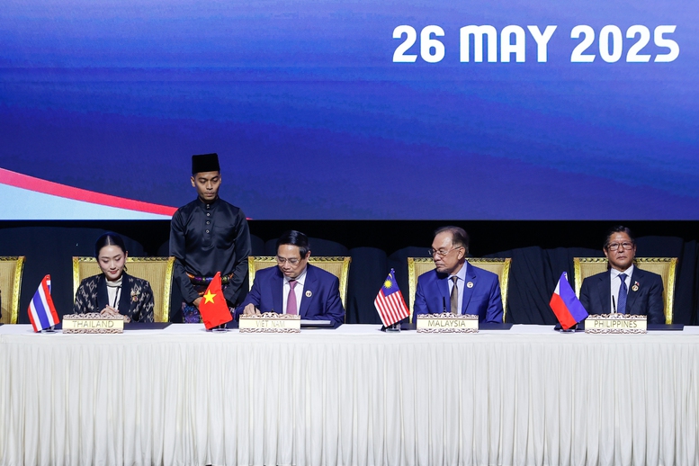 Chuyến công tác của Thủ tướng tại Malaysia: Tầm nhìn mới, tương lai mới- Ảnh 10. Chuyến công tác của Thủ tướng tại Malaysia: Tầm nhìn mới, tương lai mới- Ảnh 10.