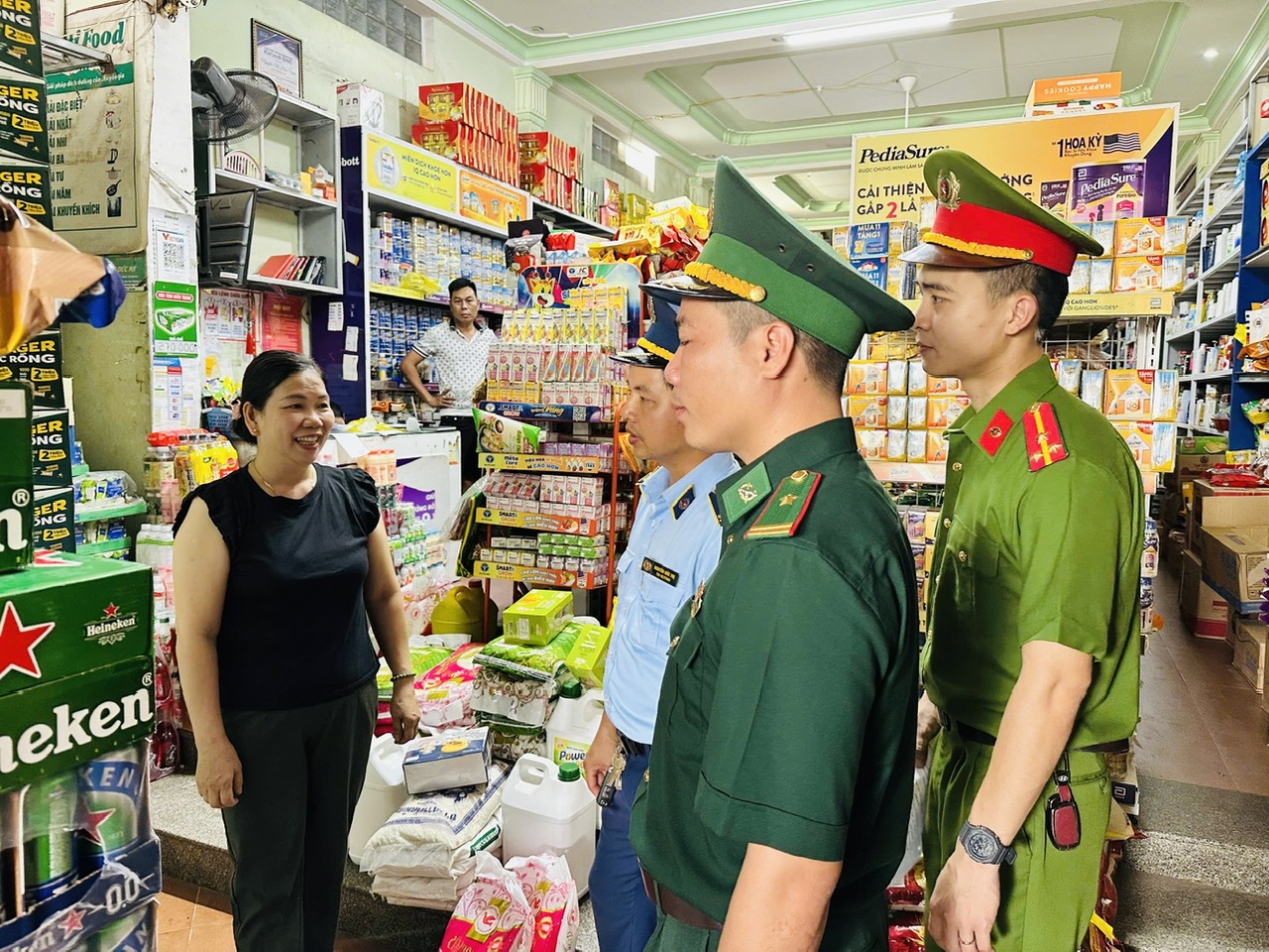Quảng Trị đồng loạt ra quân phòng chống buôn lậu, gian lận thương mại, hàng giả- Ảnh 1. Quảng Trị đồng loạt ra quân phòng chống buôn lậu, gian lận thương mại, hàng giả- Ảnh 1.