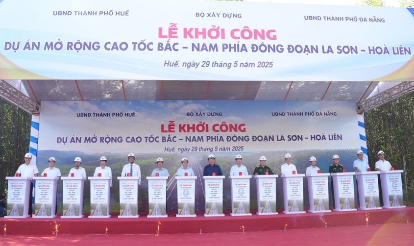 Khởi công mở rộng cao tốc đoạn La Sơn - Hòa Liên, từ 2 làn xe lên 4 làn xe- Ảnh 1. Khởi công mở rộng cao tốc đoạn La Sơn - Hòa Liên, từ 2 làn xe lên 4 làn xe- Ảnh 1.