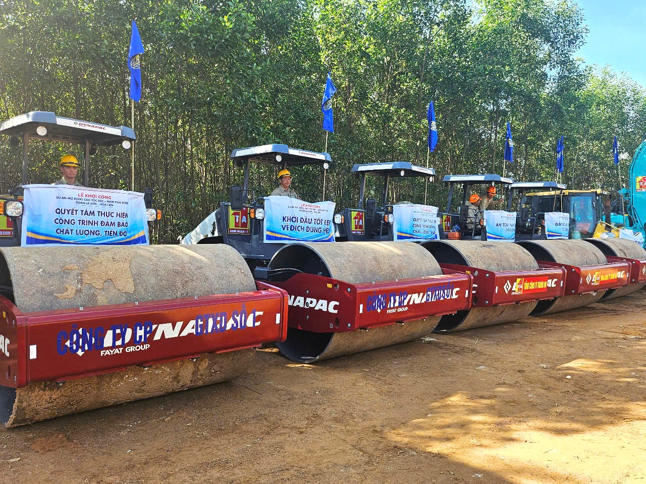 Khởi công mở rộng cao tốc đoạn La Sơn - Hòa Liên, từ 2 làn xe lên 4 làn xe- Ảnh 4. Khởi công mở rộng cao tốc đoạn La Sơn - Hòa Liên, từ 2 làn xe lên 4 làn xe- Ảnh 4.
