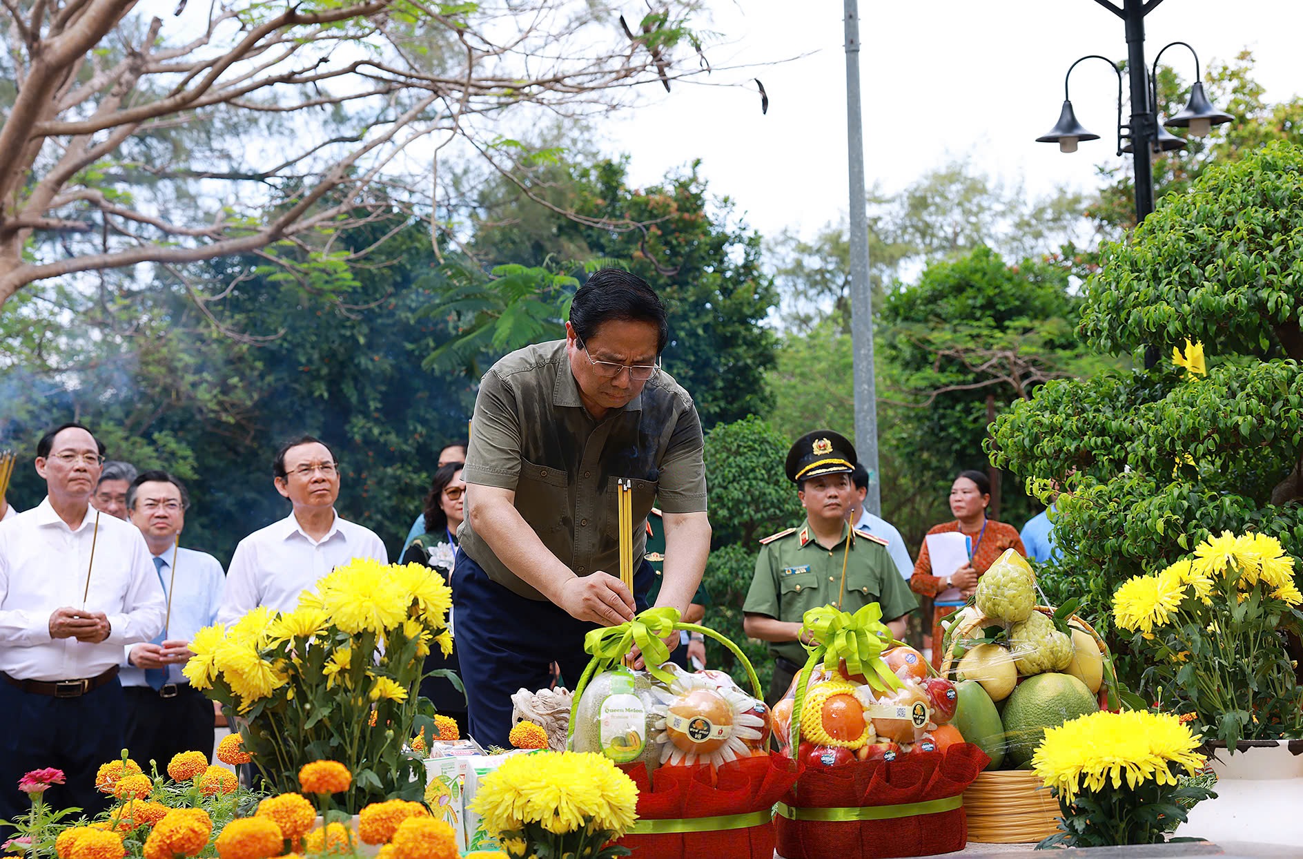 Thủ tướng tưởng nhớ, tri ân các Anh hùng liệt sĩ, người có công tại Côn Đảo- Ảnh 1. Thủ tướng tưởng nhớ, tri ân các Anh hùng liệt sĩ, người có công tại Côn Đảo- Ảnh 1.