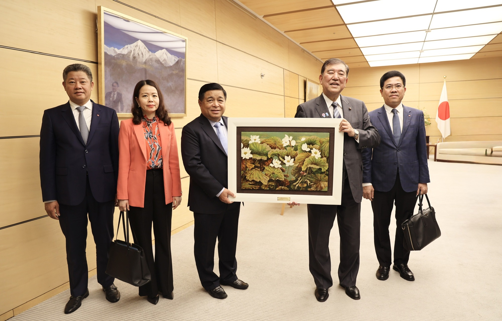 Phó Thủ tướng Nguyễn Chí Dũng hội kiến Thủ tướng Nhật Bản Ishiba Shigeru- Ảnh 3. Phó Thủ tướng Nguyễn Chí Dũng hội kiến Thủ tướng Nhật Bản Ishiba Shigeru- Ảnh 3.