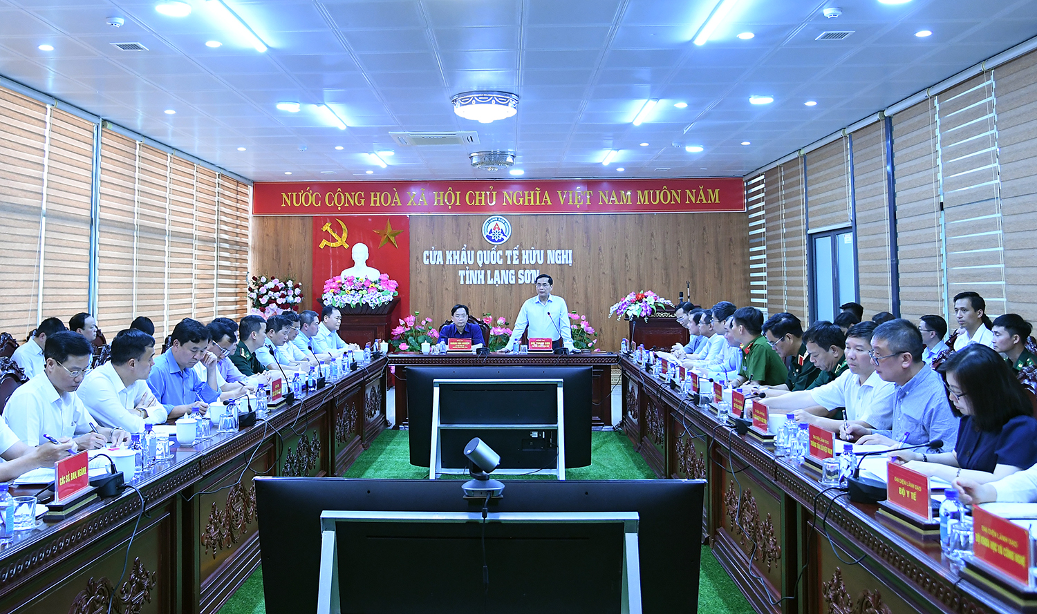 Phó Thủ tướng Bùi Thanh Sơn kiểm tra công tác chống buôn lậu tại Lạng Sơn- Ảnh 2. Phó Thủ tướng Bùi Thanh Sơn kiểm tra công tác chống buôn lậu tại Lạng Sơn- Ảnh 2.