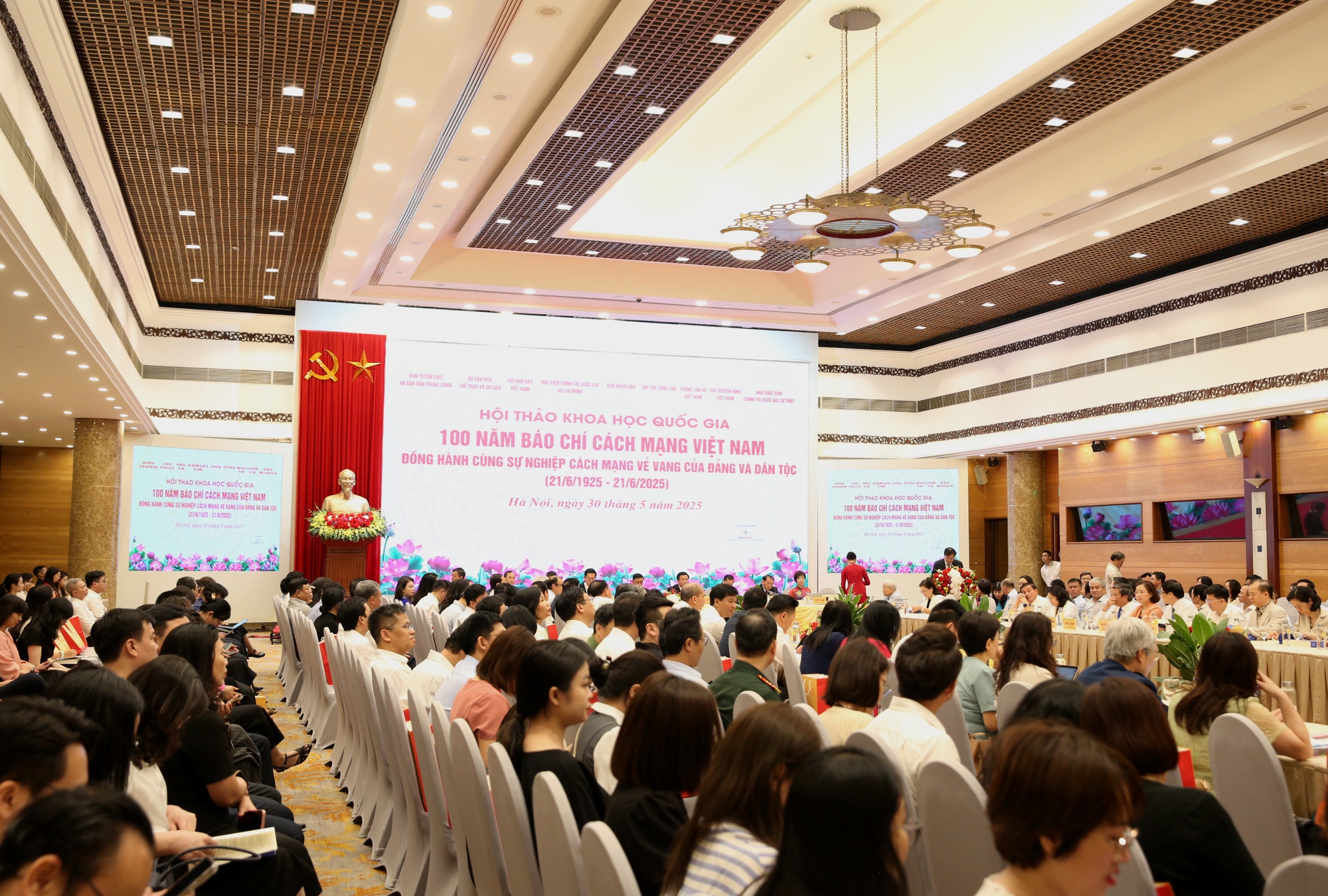 Tạo điều kiện, dành thêm nguồn lực để báo chí thực hiện tốt chức năng, nhiệm vụ trong kỷ nguyên mới- Ảnh 4. Tạo điều kiện, dành thêm nguồn lực để báo chí thực hiện tốt chức năng, nhiệm vụ trong kỷ nguyên mới- Ảnh 4.