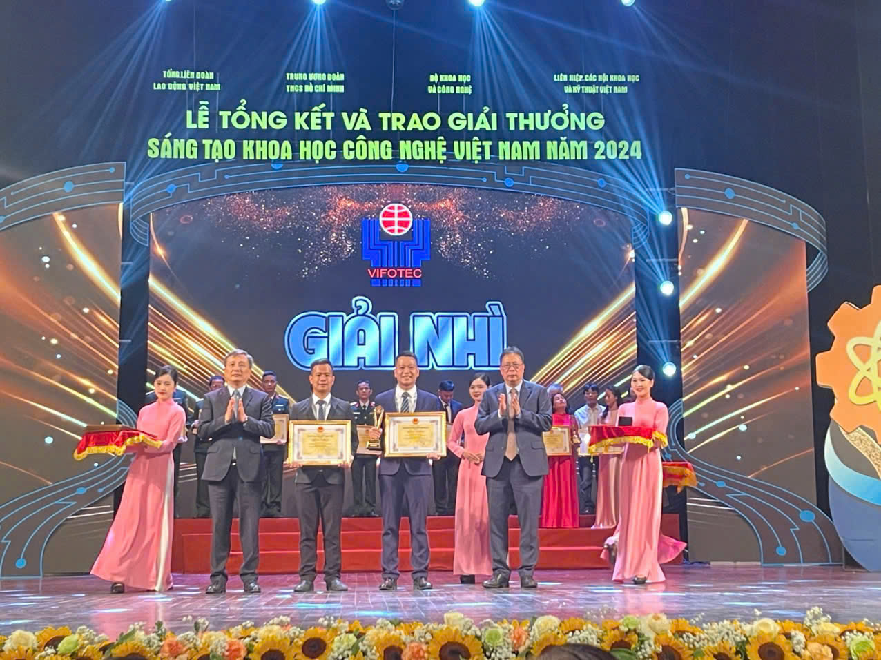 EVNCPC giành 5 giải thưởng Sáng tạo khoa học công nghệ Việt Nam năm 2024- Ảnh 2. EVNCPC giành 5 giải thưởng Sáng tạo khoa học công nghệ Việt Nam năm 2024- Ảnh 2.