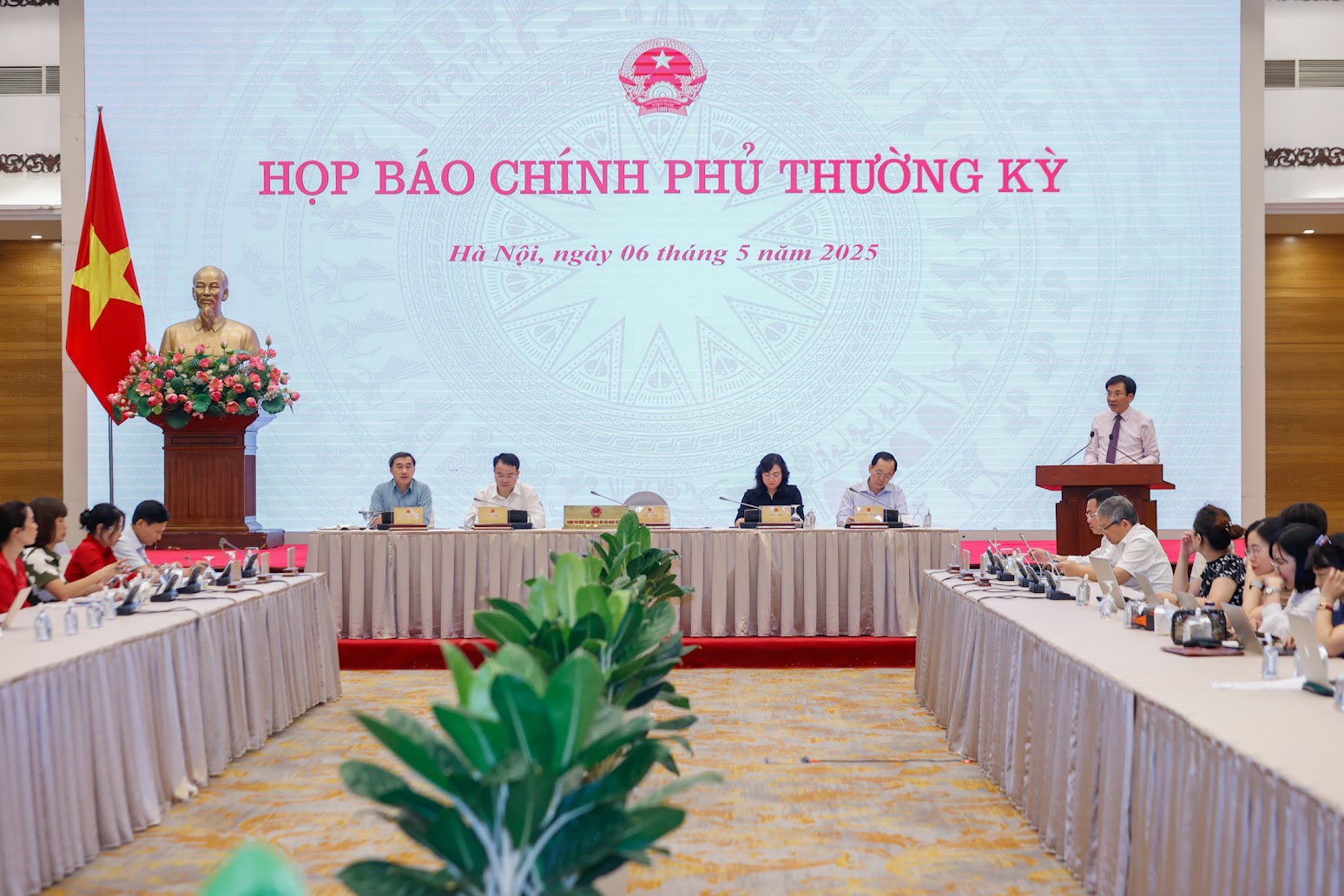 Họp báo Chính phủ tháng 4: Tập trung thực hiện 15 nhóm nhiệm vụ, giải pháp thời gian tới- Ảnh 2. Họp báo Chính phủ tháng 4: Tập trung thực hiện 15 nhóm nhiệm vụ, giải pháp thời gian tới- Ảnh 2.