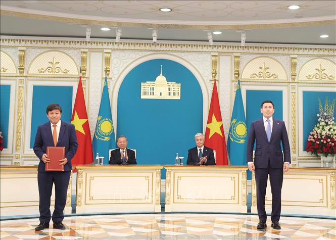 Tổng Bí thư Tô Lâm chứng kiến Lễ trao các văn kiện hợp tác song phương Việt Nam - Kazakhstan- Ảnh 3. Tổng Bí thư Tô Lâm chứng kiến Lễ trao các văn kiện hợp tác song phương Việt Nam - Kazakhstan- Ảnh 3.