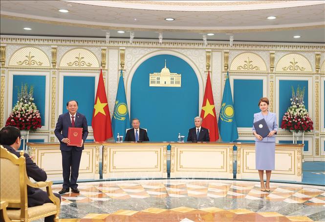 Tổng Bí thư Tô Lâm chứng kiến Lễ trao các văn kiện hợp tác song phương Việt Nam - Kazakhstan- Ảnh 1. Tổng Bí thư Tô Lâm chứng kiến Lễ trao các văn kiện hợp tác song phương Việt Nam - Kazakhstan- Ảnh 1.