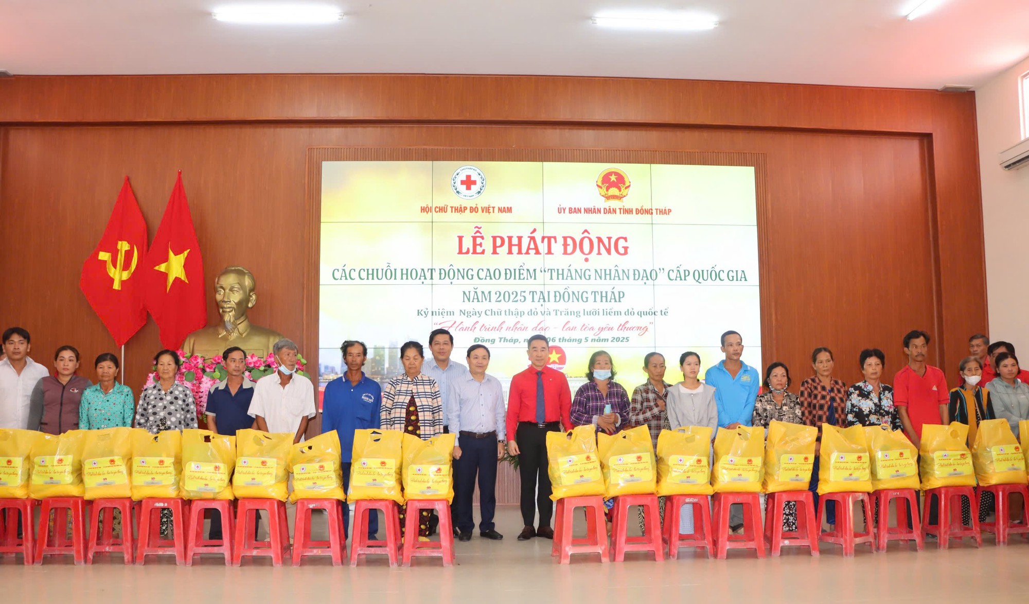 Huy động 55 tỷ đồng cho 'Hành trình nhân đạo-Lan tỏa yêu thương'- Ảnh 1. Huy động 55 tỷ đồng cho 'Hành trình nhân đạo-Lan tỏa yêu thương'- Ảnh 1.