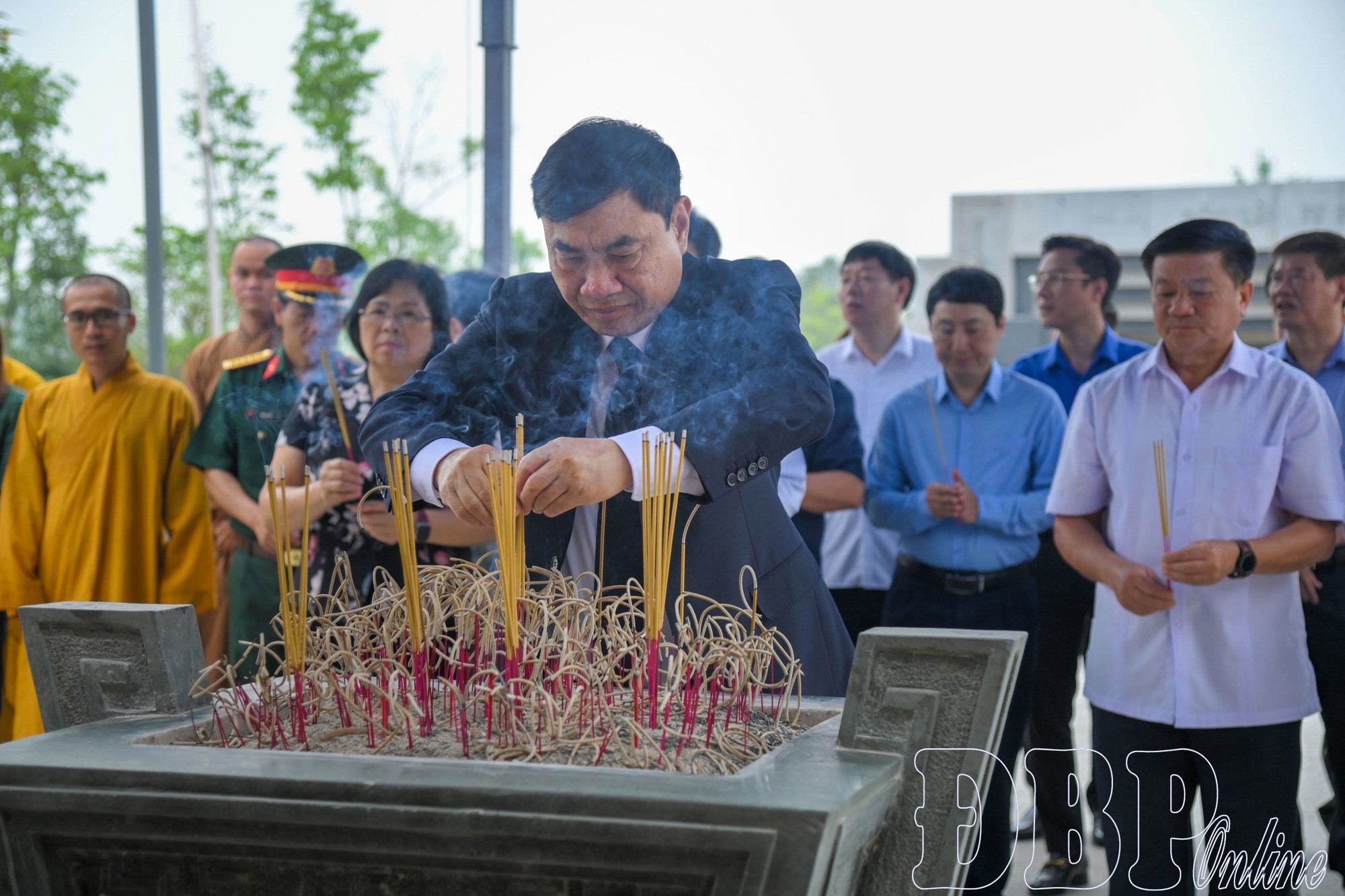 Lễ Thượng cờ tại Cột cờ A Pa Chải: Mốc son 71 năm Chiến thắng Điện Biên Phủ- Ảnh 2. Lễ Thượng cờ tại Cột cờ A Pa Chải: Mốc son 71 năm Chiến thắng Điện Biên Phủ- Ảnh 2.
