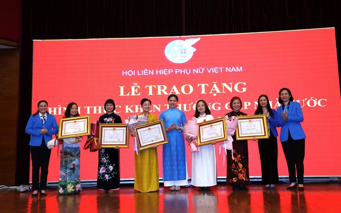 Không tổ chức riêng lễ trao tặng, đón nhận danh hiệu thi đua, khen thưởng