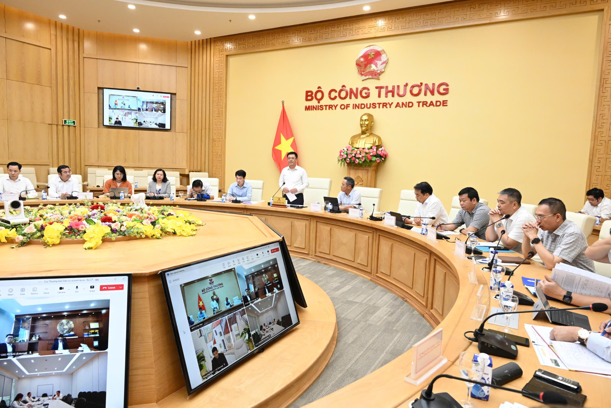 Thúc đẩy thực hiện các thỏa thuận thương mại với Hoa Kỳ- Ảnh 1. Thúc đẩy thực hiện các thỏa thuận thương mại với Hoa Kỳ- Ảnh 1.