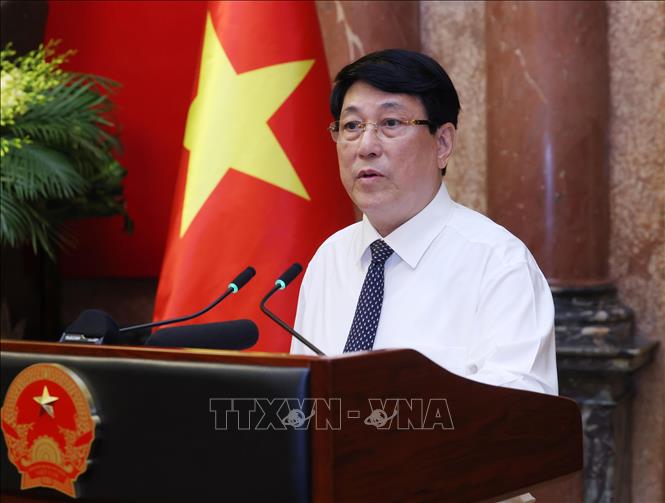 Chủ tịch nước Lương Cường trao quyết định bổ nhiệm 3 Phó Chủ nhiệm Văn phòng Chủ tịch nước- Ảnh 1. Chủ tịch nước Lương Cường trao quyết định bổ nhiệm 3 Phó Chủ nhiệm Văn phòng Chủ tịch nước- Ảnh 1.