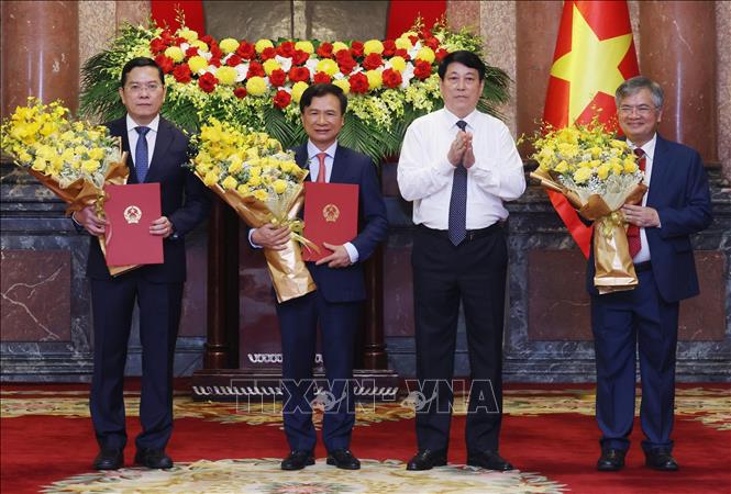 Chủ tịch nước Lương Cường trao quyết định bổ nhiệm 3 Phó Chủ nhiệm Văn phòng Chủ tịch nước- Ảnh 2. Chủ tịch nước Lương Cường trao quyết định bổ nhiệm 3 Phó Chủ nhiệm Văn phòng Chủ tịch nước- Ảnh 2.