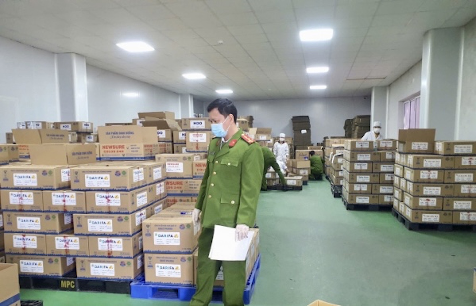 Bài 2: Muôn vàn thủ đoạn tiêu thụ sữa giả, thuốc giả, thực phẩm giả- Ảnh 1. Bài 2: Muôn vàn thủ đoạn tiêu thụ sữa giả, thuốc giả, thực phẩm giả- Ảnh 1.
