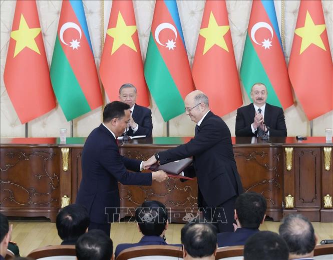 Tổng Bí thư Tô Lâm chứng kiến trao các văn kiện hợp tác Việt Nam-Azerbaijan và phát biểu với báo chí- Ảnh 1. Tổng Bí thư Tô Lâm chứng kiến trao các văn kiện hợp tác Việt Nam-Azerbaijan và phát biểu với báo chí- Ảnh 1.