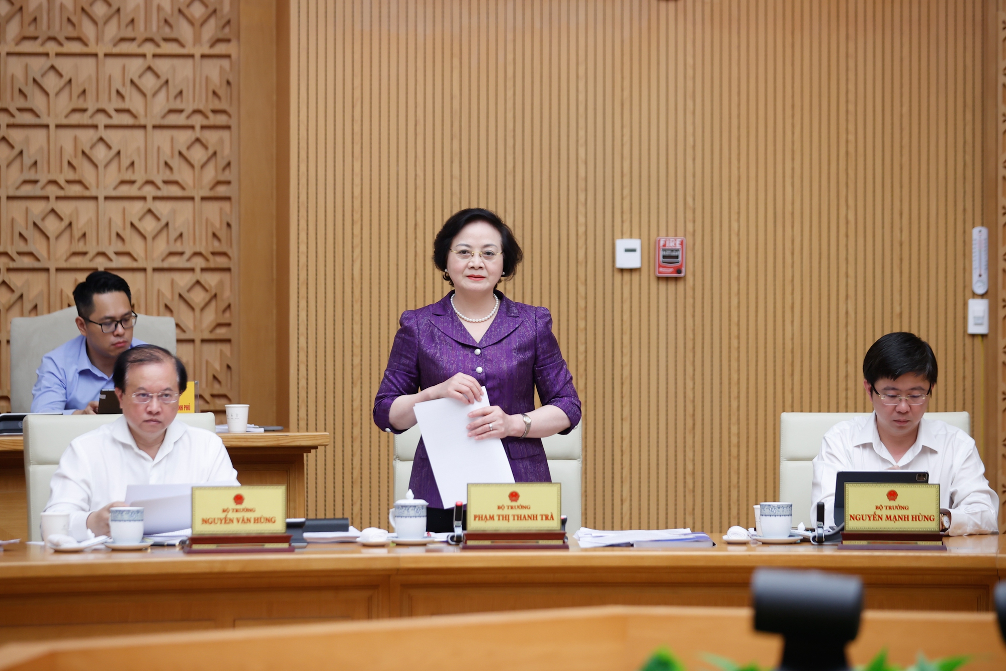 Thủ tướng: Khẩn trương bố trí đủ kinh phí, chi trả cho người nghỉ việc 'càng sớm càng tốt'- Ảnh 4. Thủ tướng: Khẩn trương bố trí đủ kinh phí, chi trả cho người nghỉ việc 'càng sớm càng tốt'- Ảnh 4.