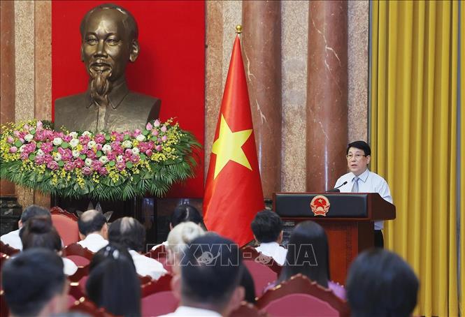 Chủ tịch nước Lương Cường: Sự sáng tạo và tài hoa là yếu tố quan trọng nhất tạo nên giá trị bền vững cho sản phẩm truyền thống- Ảnh 2. Chủ tịch nước Lương Cường: Sự sáng tạo và tài hoa là yếu tố quan trọng nhất tạo nên giá trị bền vững cho sản phẩm truyền thống- Ảnh 2.