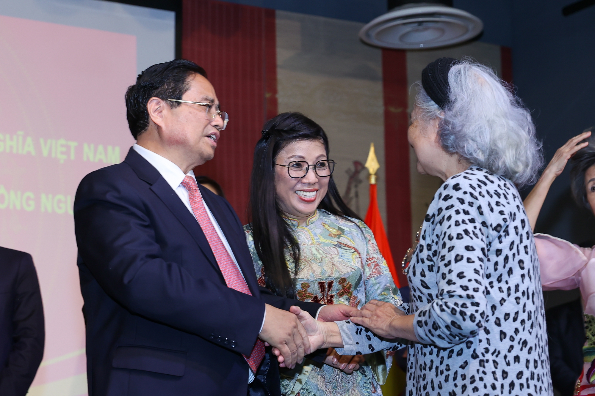 Thủ tướng: Cộng đồng người Việt Nam tại Pháp có truyền thống vô cùng đáng tự hào- Ảnh 11. Thủ tướng: Cộng đồng người Việt Nam tại Pháp có truyền thống vô cùng đáng tự hào- Ảnh 11.