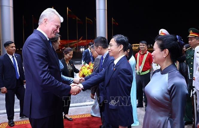 Tổng thống Cộng hòa Litva và Phu nhân đến Hà Nội, bắt đầu thăm chính thức Việt Nam- Ảnh 2. Tổng thống Cộng hòa Litva và Phu nhân đến Hà Nội, bắt đầu thăm chính thức Việt Nam- Ảnh 2.