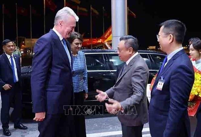 Tổng thống Cộng hòa Litva và Phu nhân đến Hà Nội, bắt đầu thăm chính thức Việt Nam- Ảnh 1. Tổng thống Cộng hòa Litva và Phu nhân đến Hà Nội, bắt đầu thăm chính thức Việt Nam- Ảnh 1.