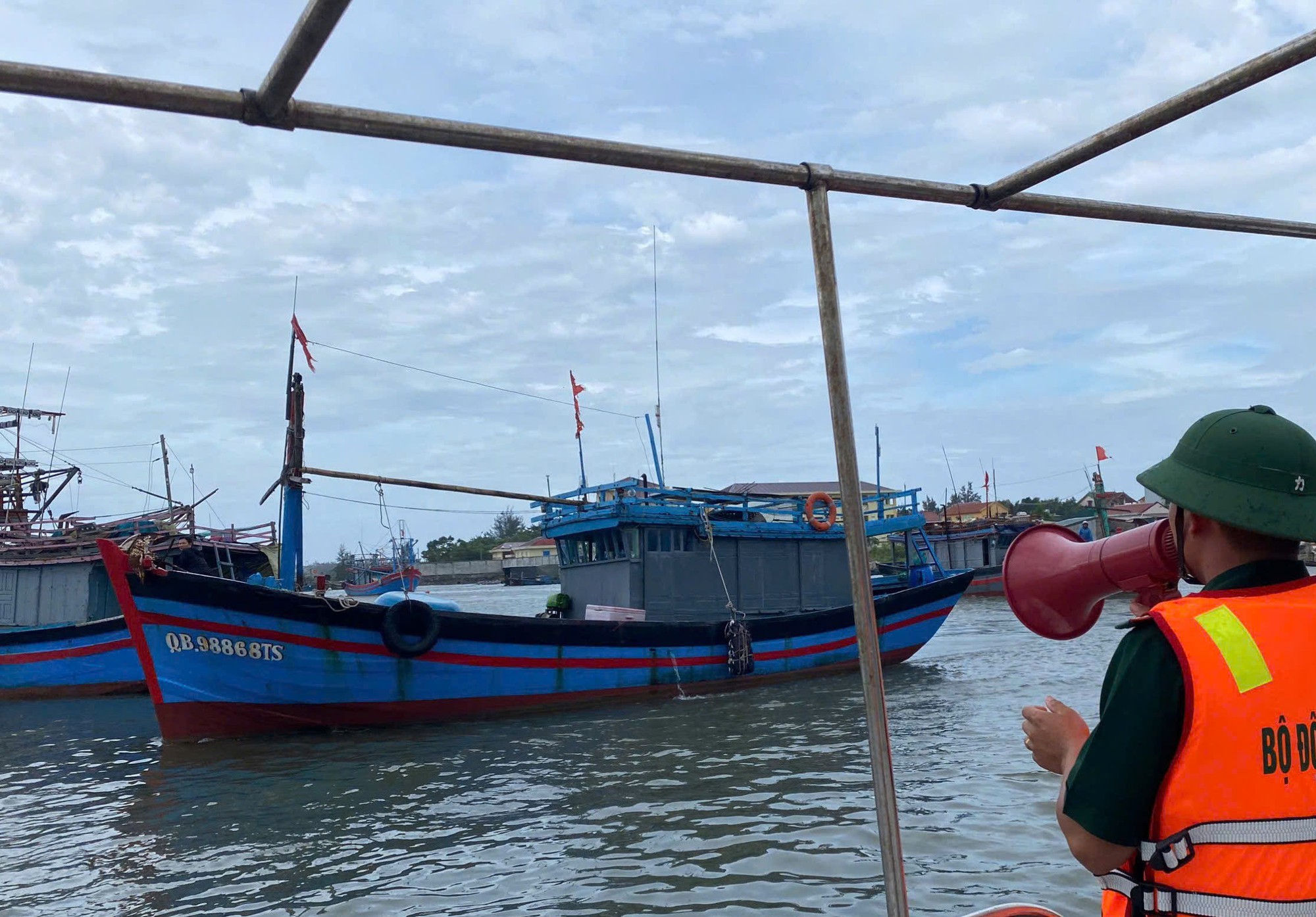 Kêu gọi tàu thuyền trong vùng nguy hiểm tìm nơi tránh trú an toàn- Ảnh 1. Kêu gọi tàu thuyền trong vùng nguy hiểm tìm nơi tránh trú an toàn- Ảnh 1.