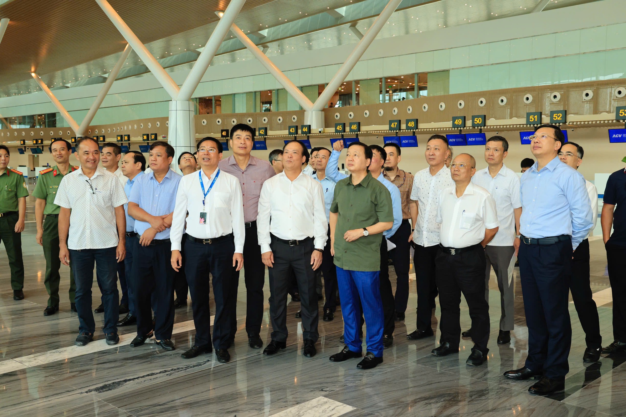 Phó Thủ tướng Trần Hồng Hà thị sát hoạt động của nhà ga T3 - sân bay Tân Sơn Nhất- Ảnh 7. Phó Thủ tướng Trần Hồng Hà thị sát hoạt động của nhà ga T3 - sân bay Tân Sơn Nhất- Ảnh 7.
