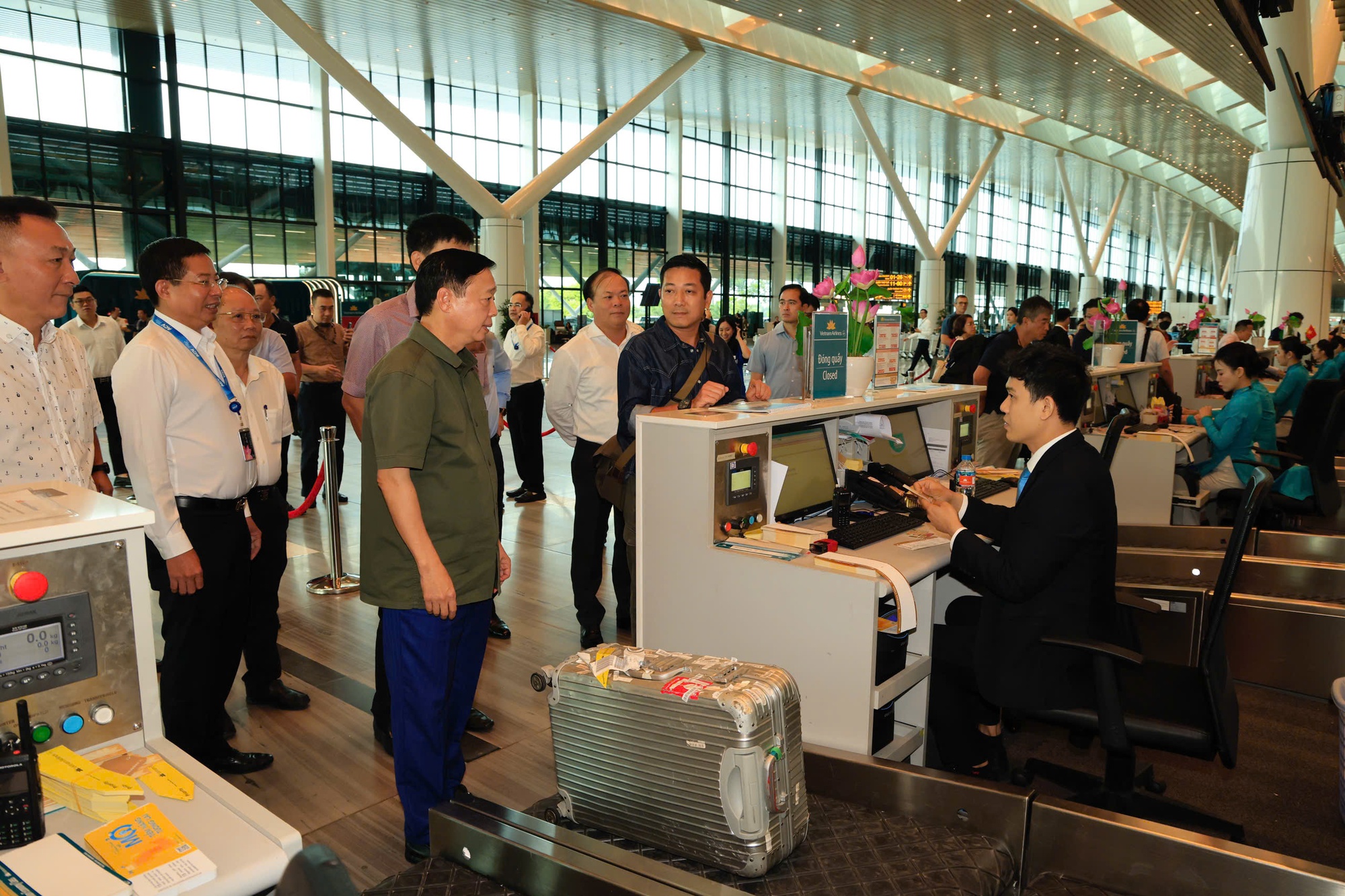 Phó Thủ tướng Trần Hồng Hà thị sát hoạt động của nhà ga T3 - sân bay Tân Sơn Nhất- Ảnh 1. Phó Thủ tướng Trần Hồng Hà thị sát hoạt động của nhà ga T3 - sân bay Tân Sơn Nhất- Ảnh 1.