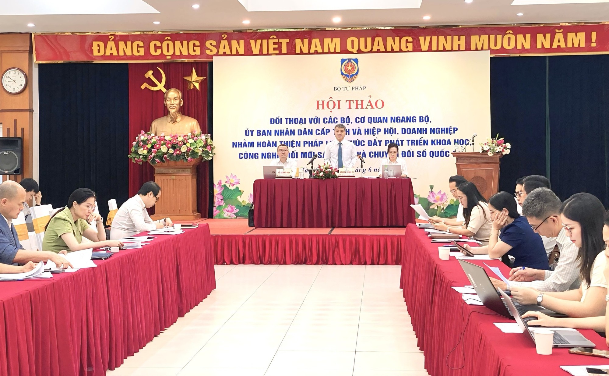 Hoàn thiện pháp luật để phát triển khoa học, công nghệ, đổi mới sáng tạo- Ảnh 2. Hoàn thiện pháp luật để phát triển khoa học, công nghệ, đổi mới sáng tạo- Ảnh 2.
