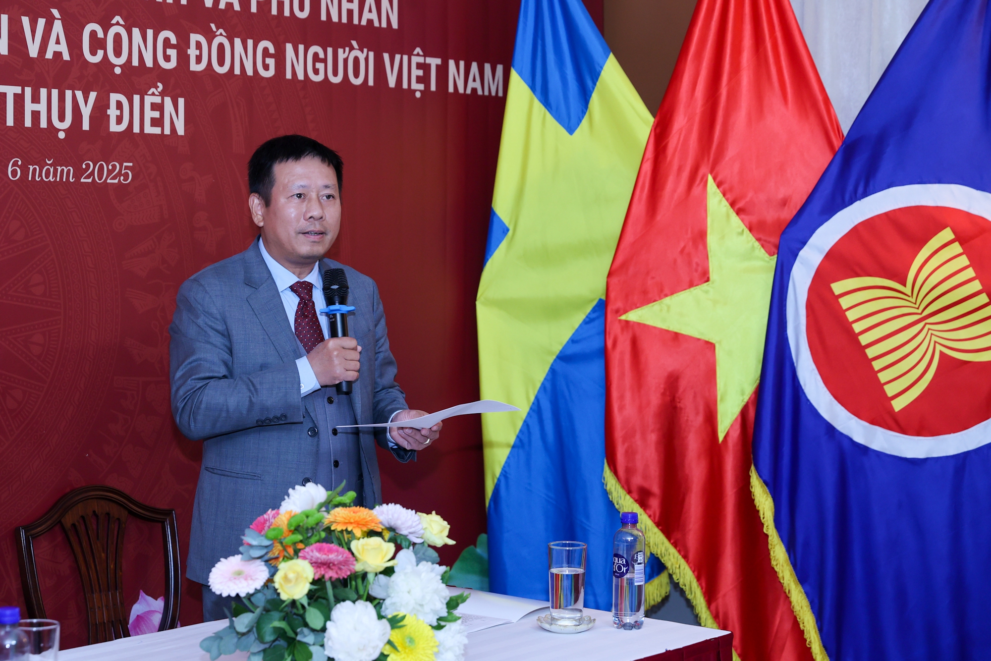 Thủ tướng gặp gỡ kiều bào tại Thụy Điển: 'Tự lo được cho mình cũng là yêu nước'- Ảnh 4. Thủ tướng gặp gỡ kiều bào tại Thụy Điển: 'Tự lo được cho mình cũng là yêu nước'- Ảnh 4.