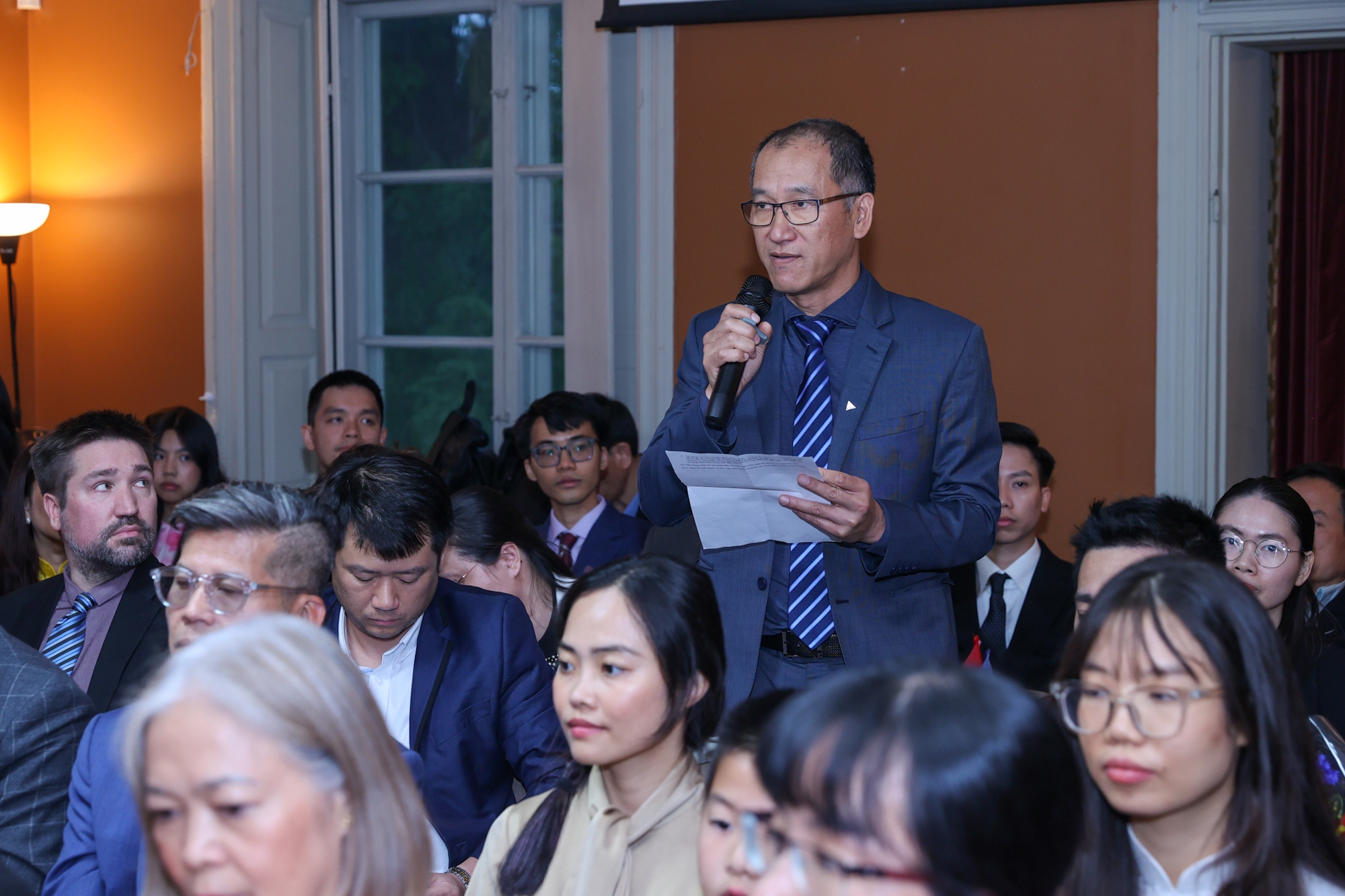 Thủ tướng gặp gỡ kiều bào tại Thụy Điển: 'Tự lo được cho mình cũng là yêu nước'- Ảnh 5. Thủ tướng gặp gỡ kiều bào tại Thụy Điển: 'Tự lo được cho mình cũng là yêu nước'- Ảnh 5.