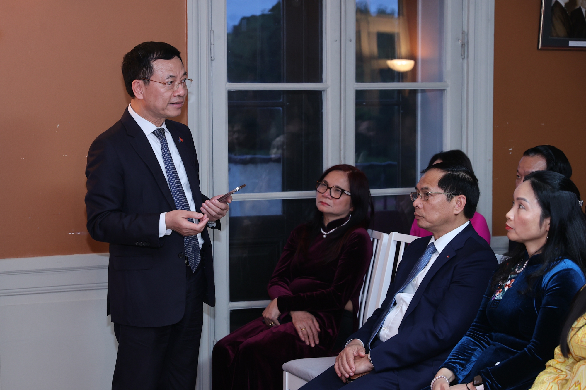 Thủ tướng gặp gỡ kiều bào tại Thụy Điển: 'Tự lo được cho mình cũng là yêu nước'- Ảnh 8. Thủ tướng gặp gỡ kiều bào tại Thụy Điển: 'Tự lo được cho mình cũng là yêu nước'- Ảnh 8.