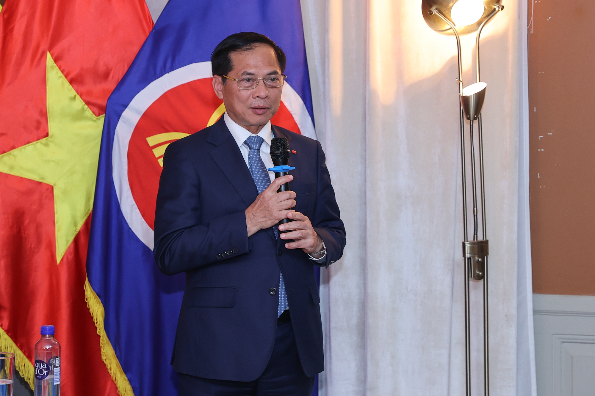Thủ tướng gặp gỡ kiều bào tại Thụy Điển: 'Tự lo được cho mình cũng là yêu nước'- Ảnh 3. Thủ tướng gặp gỡ kiều bào tại Thụy Điển: 'Tự lo được cho mình cũng là yêu nước'- Ảnh 3.