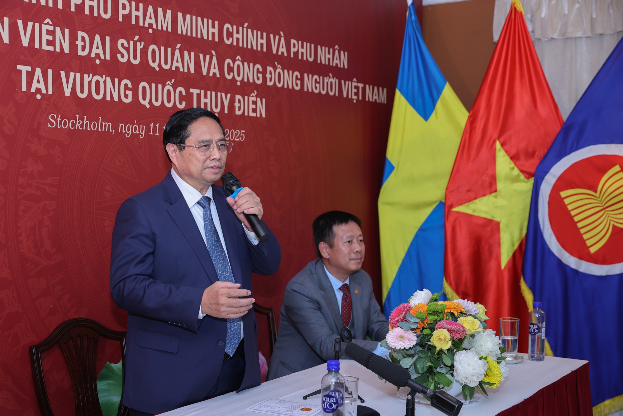 Thủ tướng gặp gỡ kiều bào tại Thụy Điển: 'Tự lo được cho mình cũng là yêu nước'- Ảnh 1. Thủ tướng gặp gỡ kiều bào tại Thụy Điển: 'Tự lo được cho mình cũng là yêu nước'- Ảnh 1.