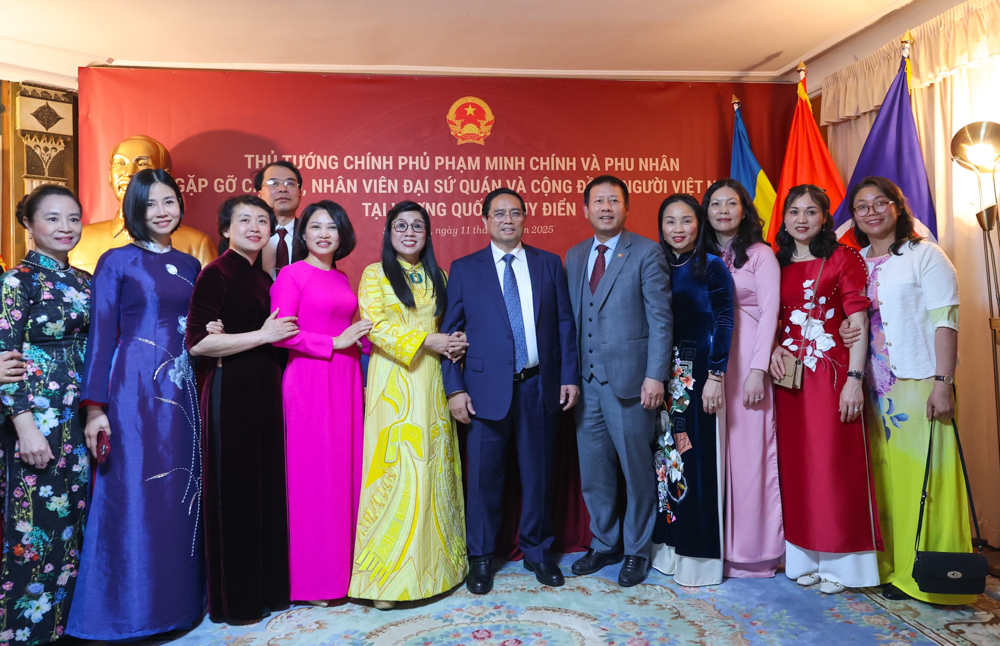 Thủ tướng gặp gỡ kiều bào tại Thụy Điển: 'Tự lo được cho mình cũng là yêu nước'- Ảnh 10. Thủ tướng gặp gỡ kiều bào tại Thụy Điển: 'Tự lo được cho mình cũng là yêu nước'- Ảnh 10.